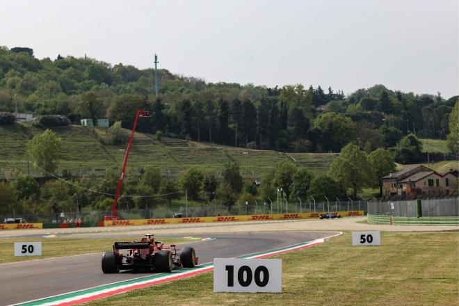 Carlos Sainz, con su Ferrari sobre el circuito de Imola (Foto: Cordon Press).