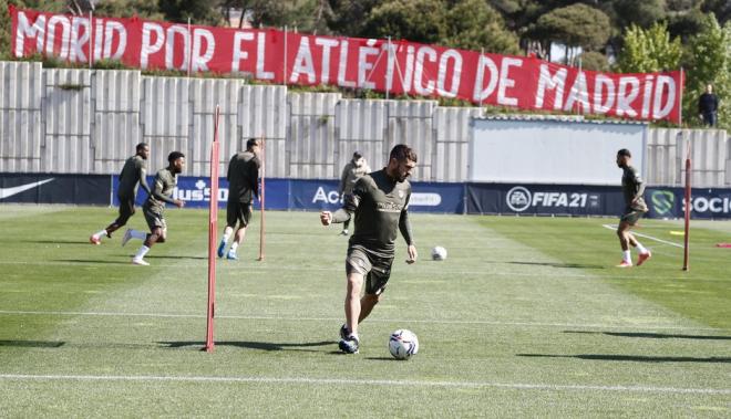 Koke, junto a la pancarta de la afición en la sesión del Atlético (Foto: ATM).