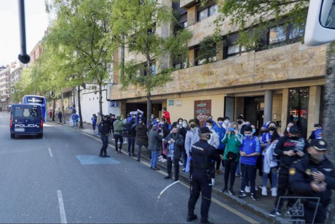 La afición del Oviedo despide a los suyos antes de partir a Gijón (Foto: RO).