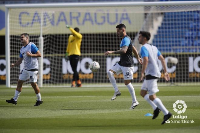 Varios jugadores calientan en el Estadio de Gran Canaria (Foto: LaLiga).