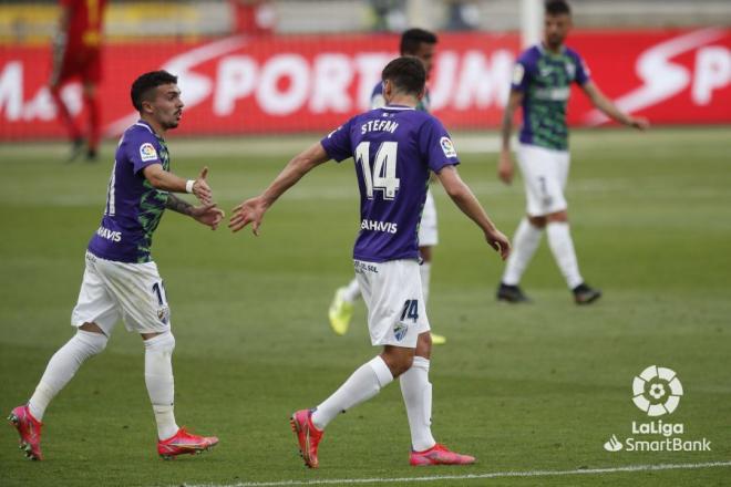 Scepovic y Joaquín se dan la mano tras el gol del primero (Foto: LaLiga).