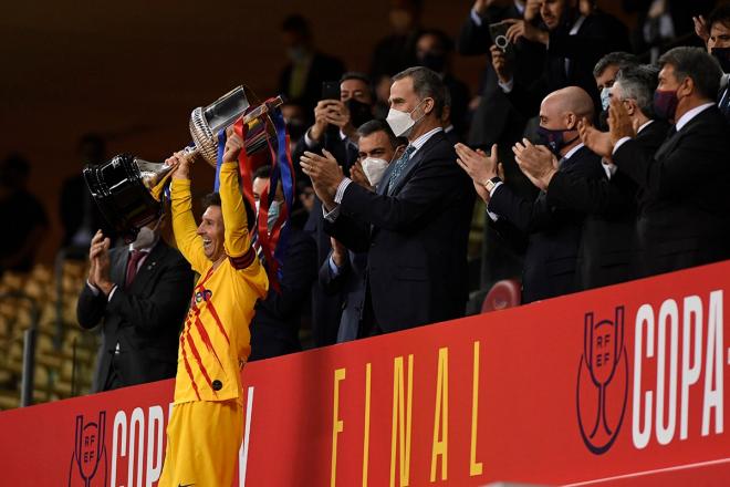 Leo Messi levanta la Copa del Rey del Barça (Foto: Kiko Hurtado).