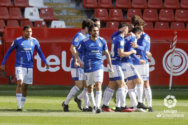 Los jugadores del Oviedo celebran el gol de Diegui en El Molinón (Foto: LaLiga).
