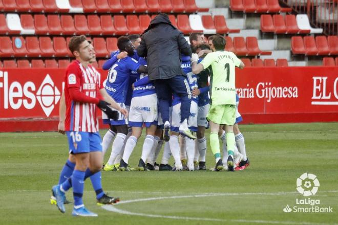 Los jugadores del Oviedo festejan en El Molinón el triunfo en el derbi (Foto: LaLiga).