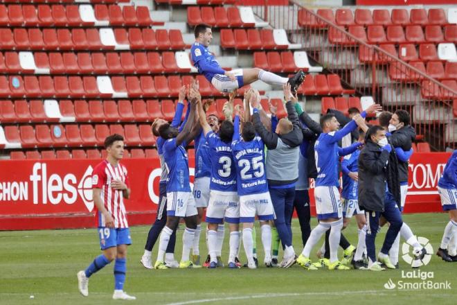 Los jugadores del Oviedo mantean a Diegui tras acabar el derbi ante el Sporting (Foto: LaLiga).