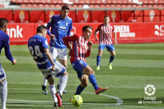 Lucas presiona a Pedro Díaz (Foto: LaLiga).