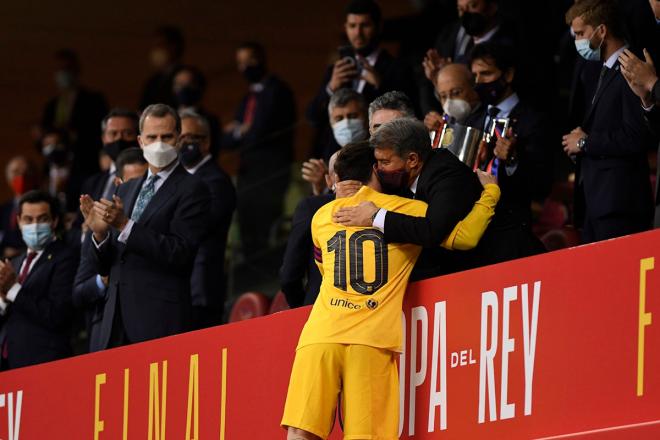 Leo Messi y Joan Laporta se abrazan tras ganar la Copa del Rey 20/21 (Foto: Kiko Hurtado).