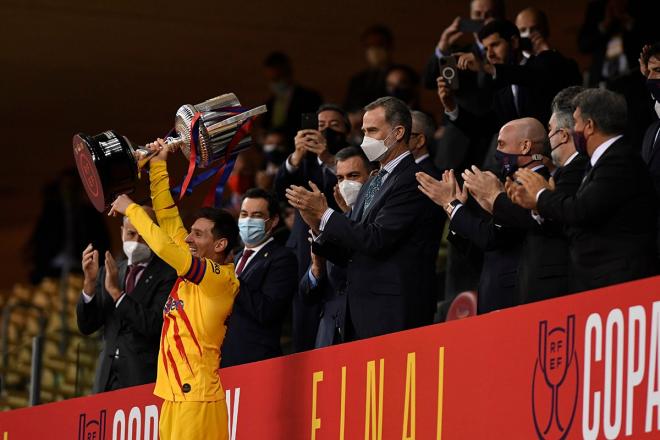 Leo Messi levanta la Copa del Rey de 2021 (Foto: Kiko Hurtado).