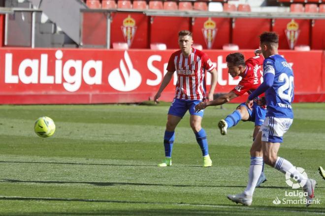 Manu García dispara a puerta durante el derbi asturiano (Foto: LaLiga).