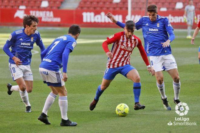 Campuzano entre jugadores del Real Oviedo en el derbi (Foto: LaLiga).