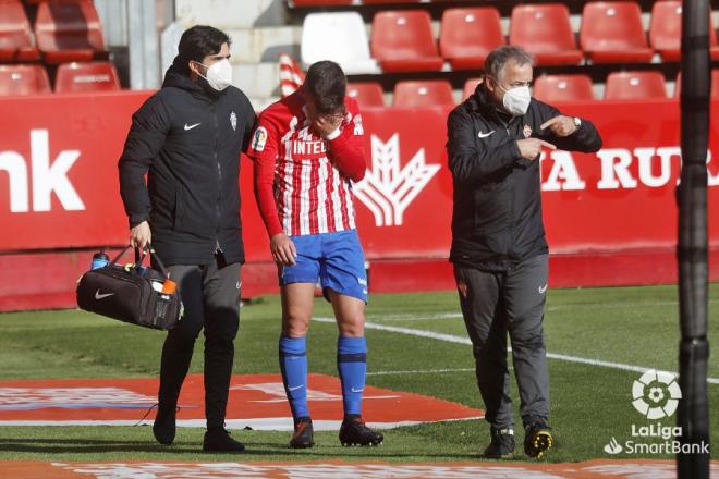 Campuzano, tras marcharse lesionado en el Sporting-Oviedo (Foto: LaLiga).