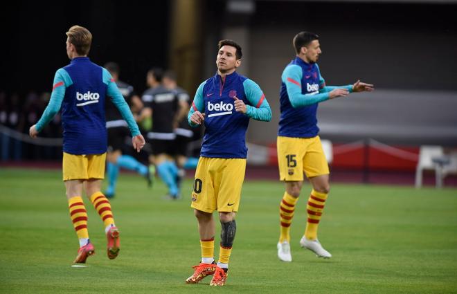 Messi, protagonista del calentamiento (Foto: Kiko Hurtado).