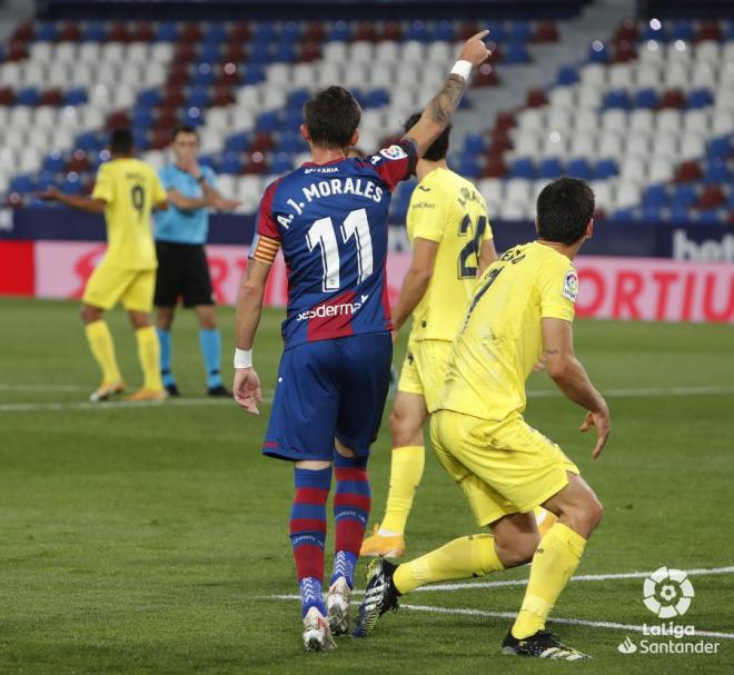 Morales pide la pelota en el Levante-Villarreal (Foto: LaLiga)
