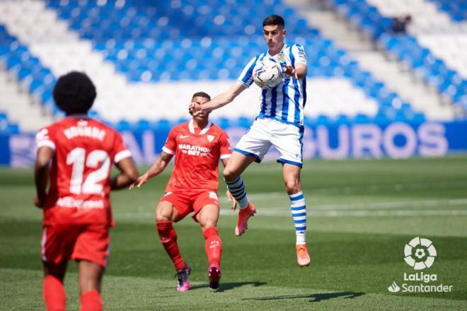 Carlos Fernández intercepta un balón con el pecho ante el Sevilla (Foto: LaLiga).
