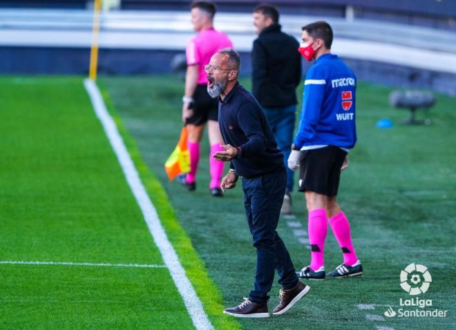 Cervera da instrucciones a sus jugadores durante el Cádiz-Celta (Foto: LaLiga).