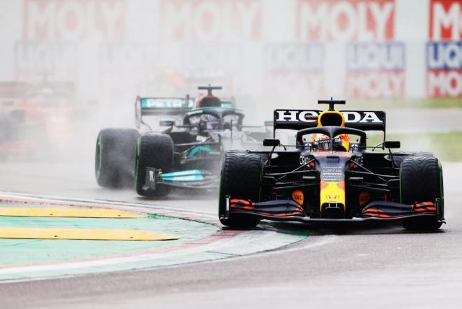 Hamilton persigue a Verstappen en el GP de Emilia-Romaña (Foto: F1).