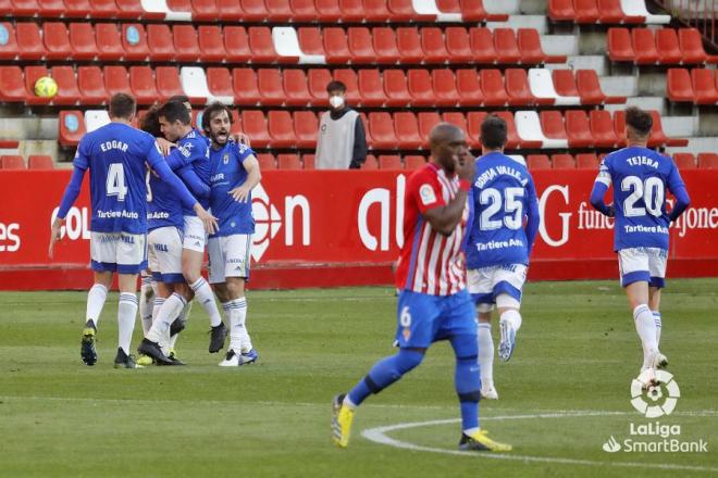Los jugadores del Oviedo se abrazan después de finalizar el duelo ante el Sporting (Foto: LaLiga).