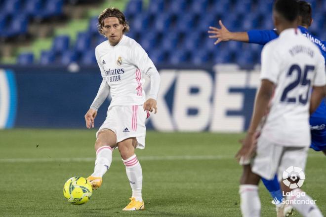 Luka Modric controla el balón en el Getafe-Real Madrid (Foto: LaLiga Santander).