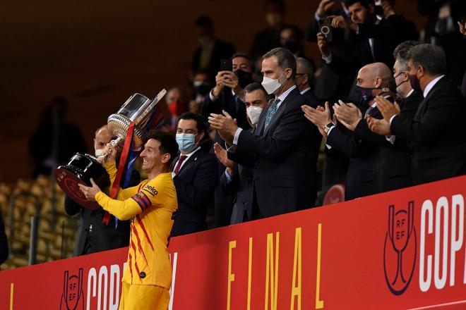 Leo Messi, radiante, levanta la Copa del Rey (Foto: Kiko Hurtado).