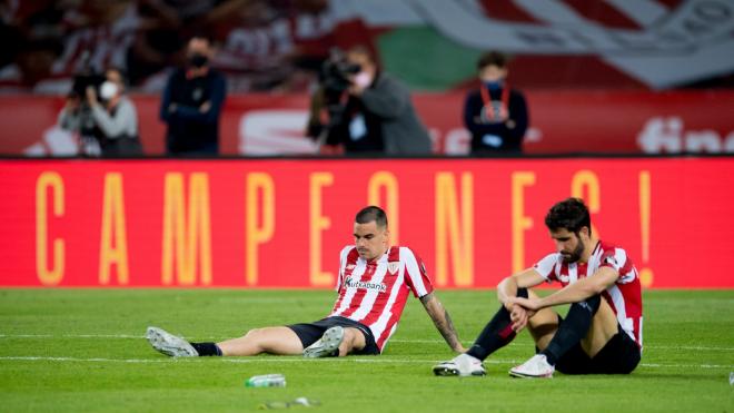 Dani y Raúl García hundidos tras la derrota en la final de Copa (Foto: Athletic Club).