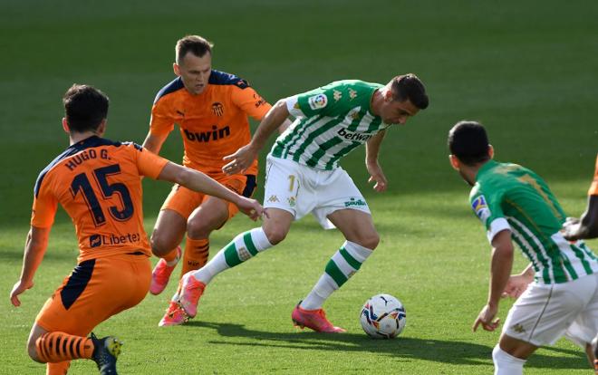 Denis Cheryshev lucha una pelota en el Real Betis-Valencia (Foto: Kiko Hurtado).
