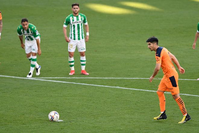 Carlos Soler, a punto de disparar el penalti del Real Betis-Valencia (Foto: Kiko Hurtado).