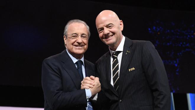 Florentino y el presidente de la FIFA Infantino se saludan.