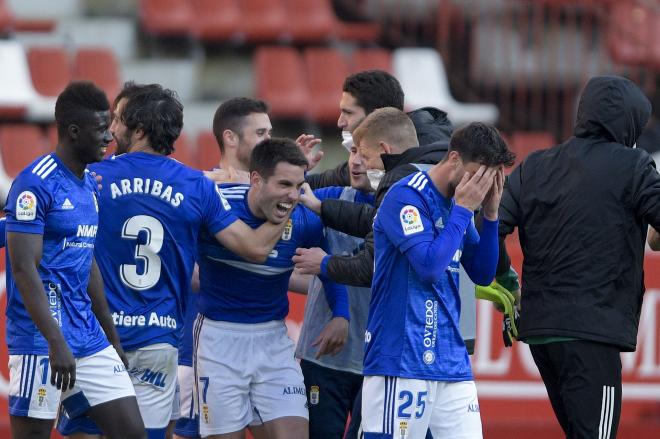 Los jugadores del Real Oviedo celebran el triunfo en el derbi asturiano (Foto: ROV).