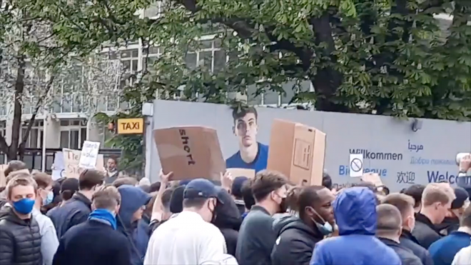 Los aficionados del Chelsea protestan en los aledaños de Stamford Bridge. 