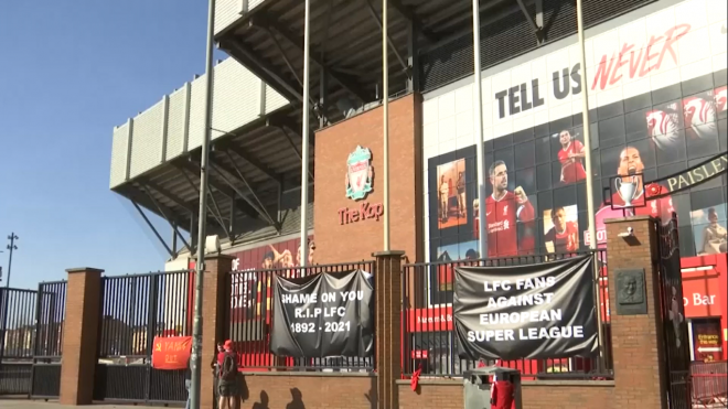 Pancartas a las puertas de Anfield en contra de la Superliga.