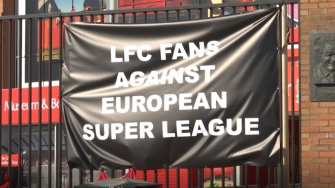 Pancarta de aficionados del Liverpool contra la Superliga.
