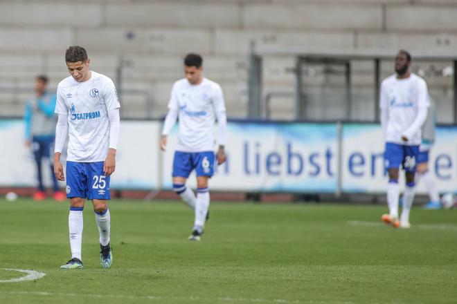 Los jugadores del Schalke lamentan una derrota reciente (Foto: Cordon Press).