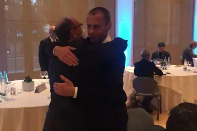 José Castro y Ceferin se abrazan antes del Congreso de la UEFA.