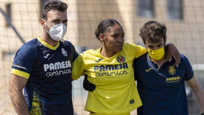 Salma atendida en el partido (Foto: Villarreal CF).