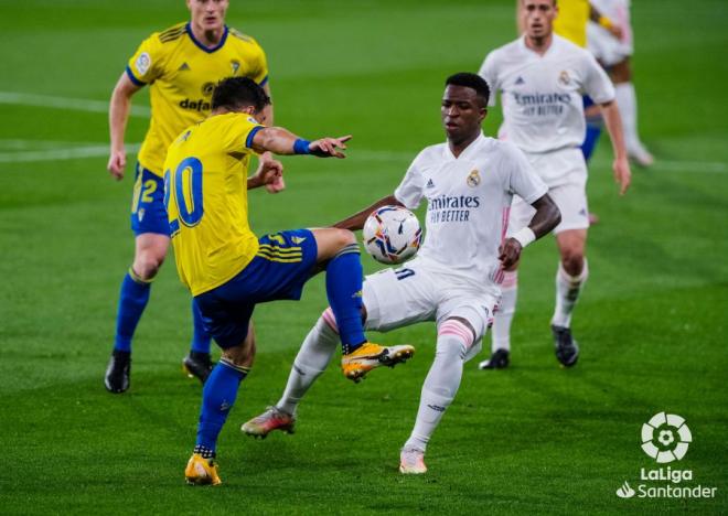 Iza Carcelén, ante Vinicius, durante el Cádiz-Real Madrid (Foto: LaLiga).