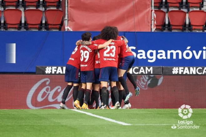 Los jugadores de Osasuna celebran uno de los goles ante el Valencia.