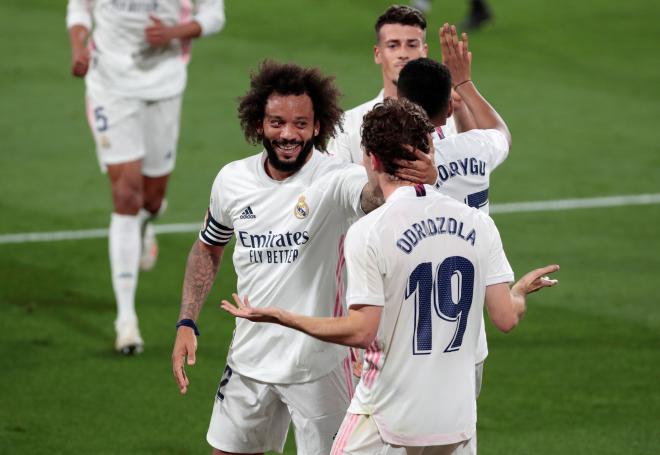 Odriozola, asistido por Benzema, celebra su gol con Marcelo (FOTO: EFE).
