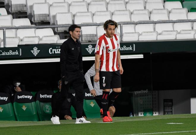 Ibai Gómez, junto a Marcelino antes de entrar al Betis-Athletic (Foto: Kiko Hurtado).