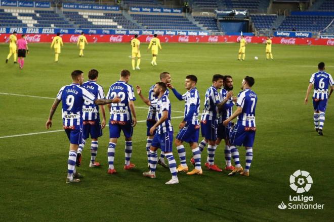 Los jugadores del Alavés celebran un gol al Villarreal (Foto: LaLiga).