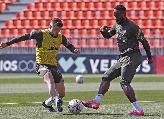 Trippier y Dembélé, durante el entrenamiento del Atlético de Madrid (Foto: ATM).