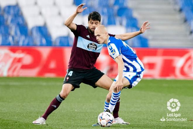 Néstor Araújo pugna con Guridi en el Real Sociedad-Celta (Foto: LaLiga).