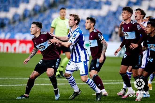 Santi Mina y Hugo Mallo, a la salida de un córner en el Real Sociedad-Celta (Foto: LaLiga).