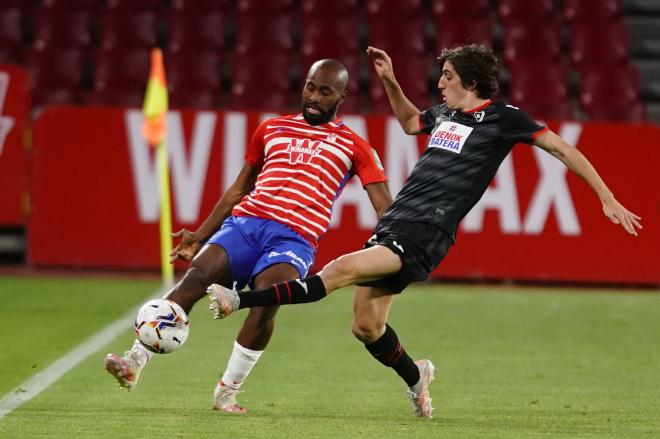 Dimitri Foulquier despeja delante de Bryan Gil (Foto: SD Eibar).