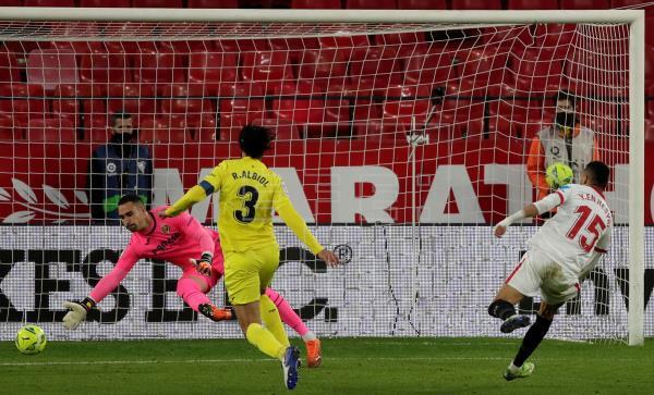 En-Nesyri marca un gol durante el último Sevilla-Villarreal (Foto: EFE).