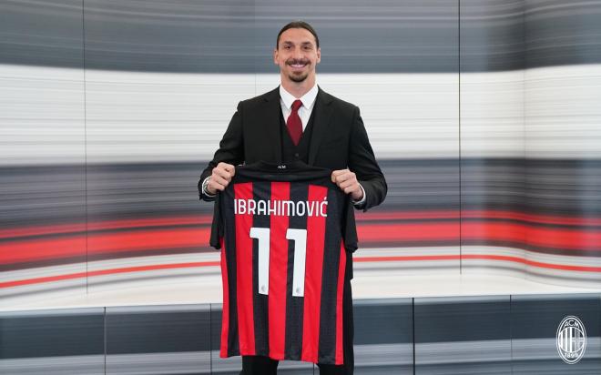 Zlatan Ibrahimovic posa con la camiseta del Milan (Foto: ACM).