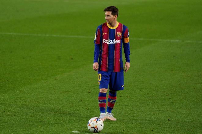 Leo Messi se dispone a sacar una falta en el Barcelona-Getafe (Foto: Cordon Press).