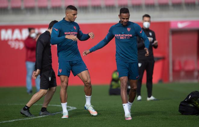 Diego Carlos y Fernando, entrenando con el Sevilla.