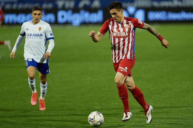 Djuka controla un balón en el Real Zaragoza - Sporting