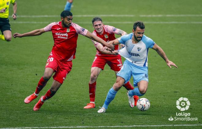 Orlando Sá, siendo agarrado por Diéguez ante el Fuenla (Foto: LaLiga).