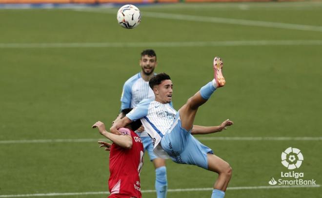 Larrubia sale desequilibrado en una acción con Cristóbal (Fotos: LaLiga).